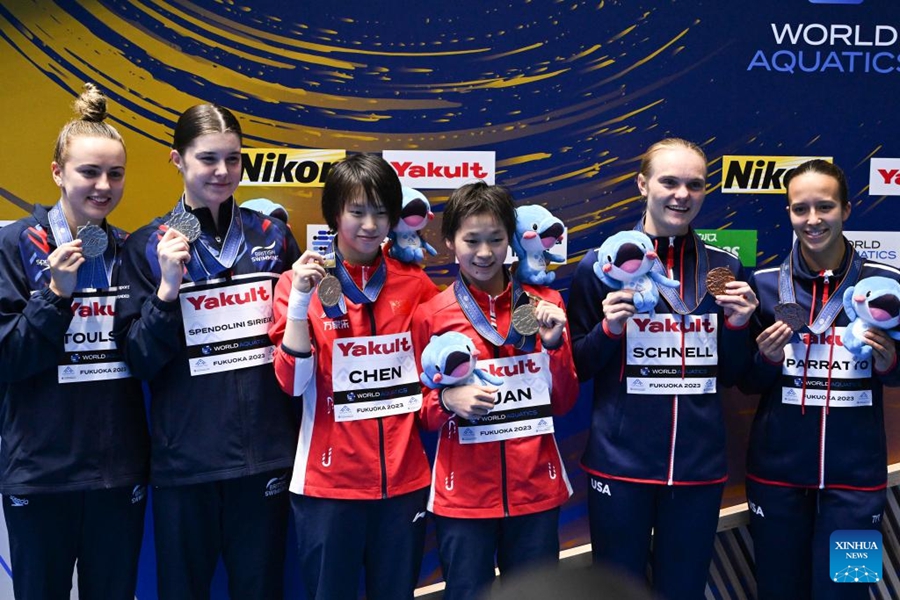 Lois Toulson/Andrea Spendolini Sirieix della Gran Bretagna, Chen Yuxi/Quan Hongchan della Cina e Delaney Schnell/Jessica Parratto degli Stati Uniti (da sinistra a destra) posano con le loro medaglie durante la cerimonia di premiazione per la finale di tuffi sincronizzati femminili da piattaforma 10 metri ai Campionati mondiali di nuoto 2023 di Fukuoka, Giappone. (16 luglio 2023 - Xinhua/Xu Chang)