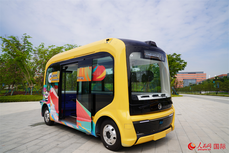 Bus navetta a guida autonoma nel villaggio delle Universiadi di Chengdu. (Quotidiano del Popolo Online/Li Zheng)