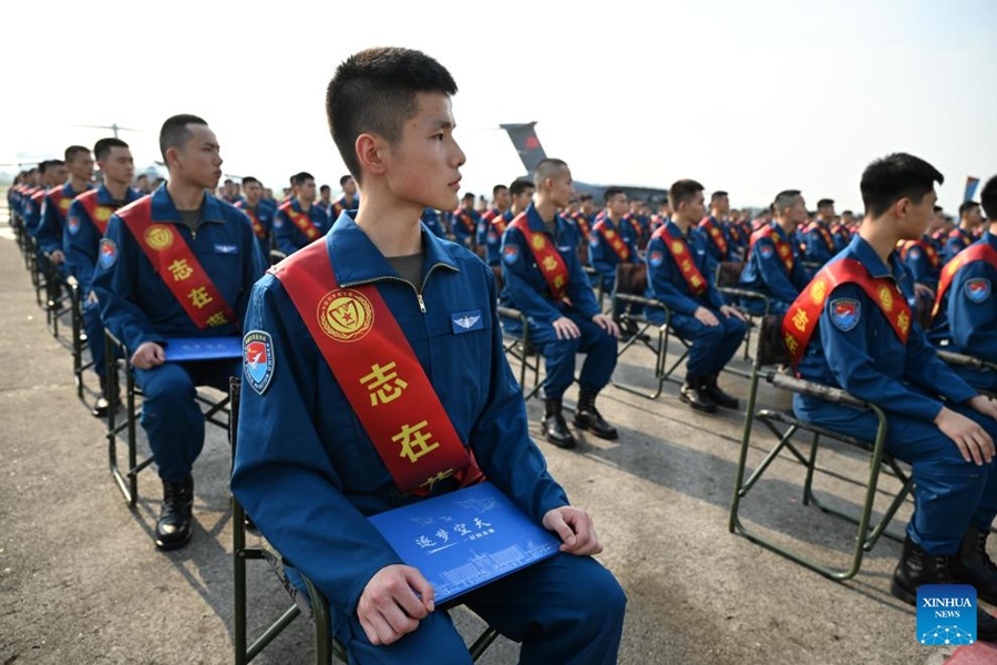 L'aeronautica cinese recluta i migliori cadetti di sempre nel 2023