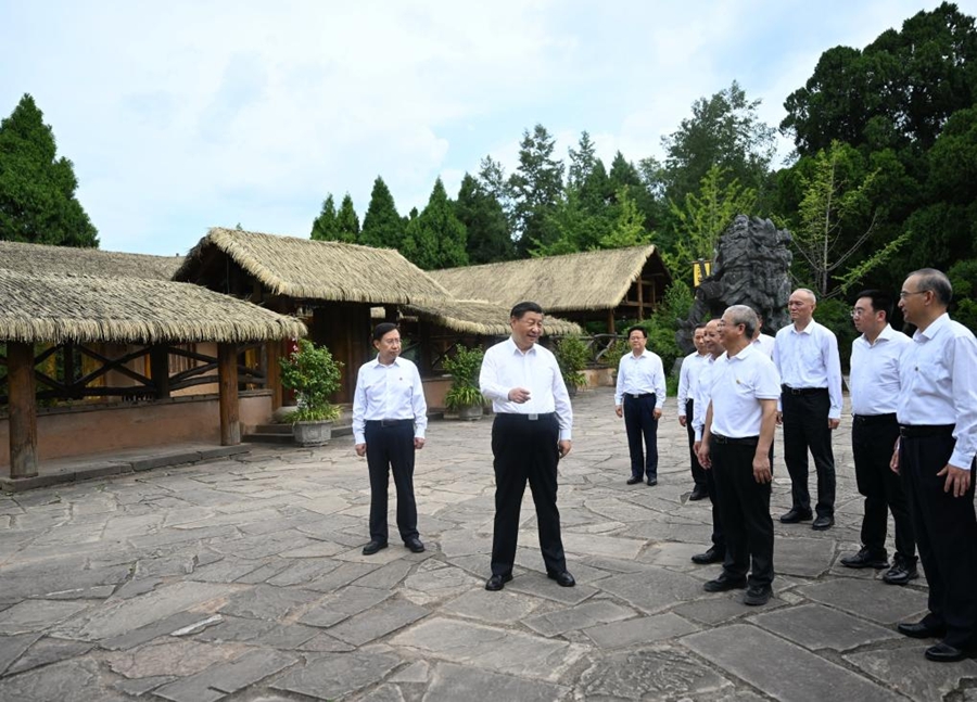 Xi Jinping in viaggio d'ispezione nel Sichuan