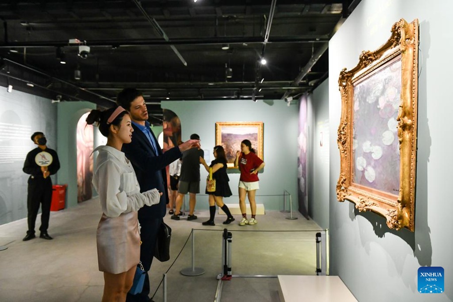  Visitatori alla mostra "Monet, Van Gogh and the masters of modernism — Masterpieces from the Galleria Nazionale d'Arte Moderna e Contemporanea di Roma" a Beijing, capitale della Cina. (15 luglio 2023 -Xinhua)