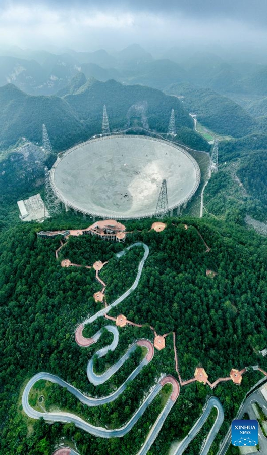 Il gigantesco telescopio cinese decifra i getti relativistici di un buco nero