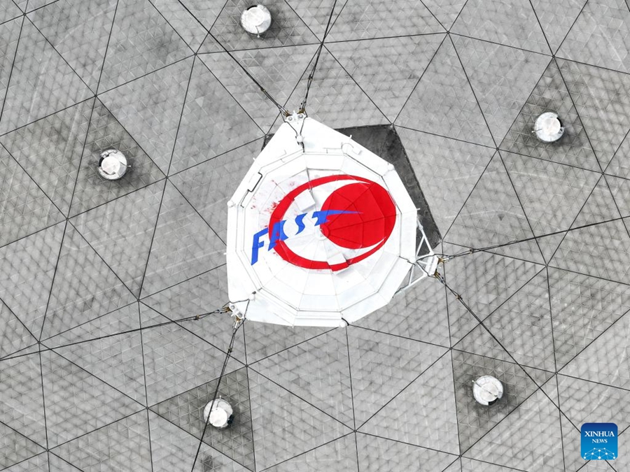 Il gigantesco telescopio cinese decifra i getti relativistici di un buco nero