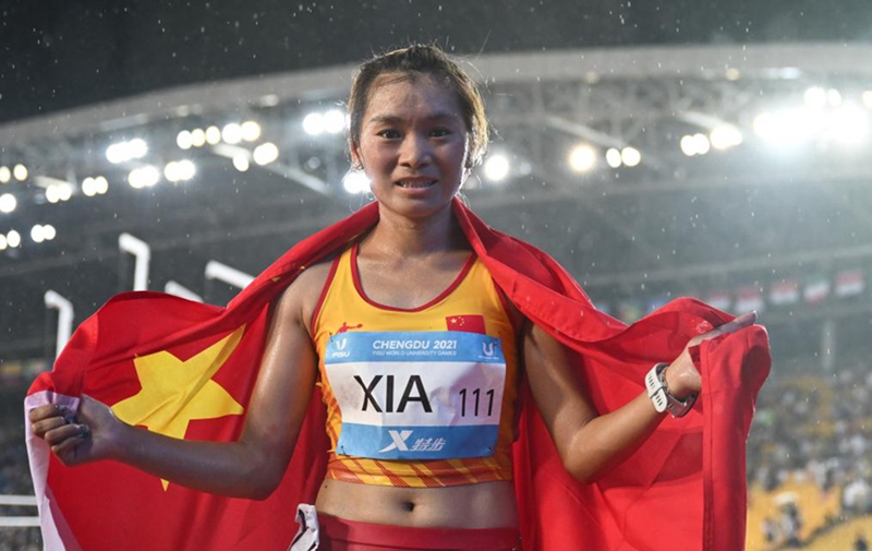 Xia Yuyu festeggia la sua vittoria dopo la competizione. (1 agosto 2023 – Xinhua/Deng Hua)