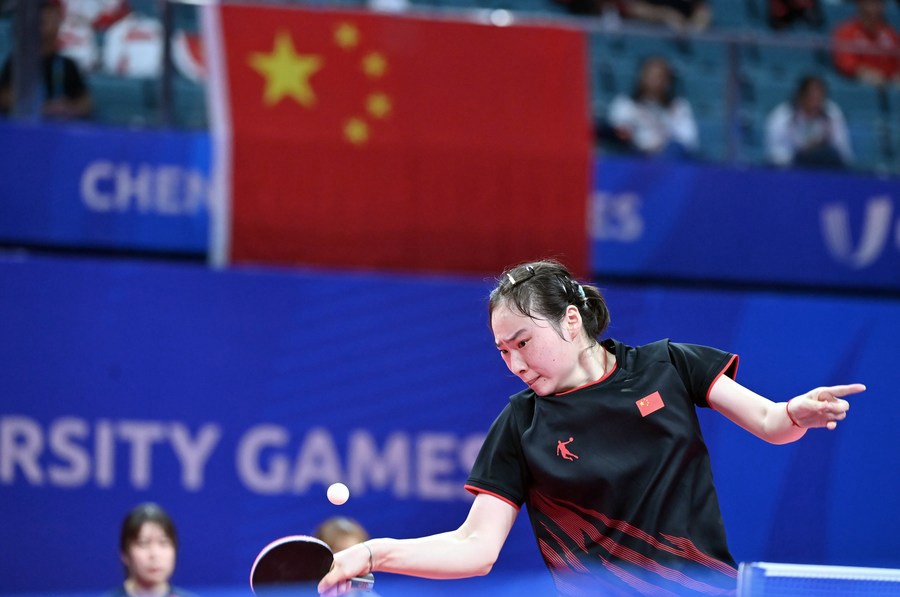 Wang Xiaotong della Cina compete contro Kuruno Aoi del Giappone durante la finale della squadra femminile di tennis da tavolo ai XXXI Giochi Universitari Mondiali Estivi FISU a Chengdu, nella provincia del Sichuan. (1 agosto 2023 - Xinhua/Zhao Zishuo)
