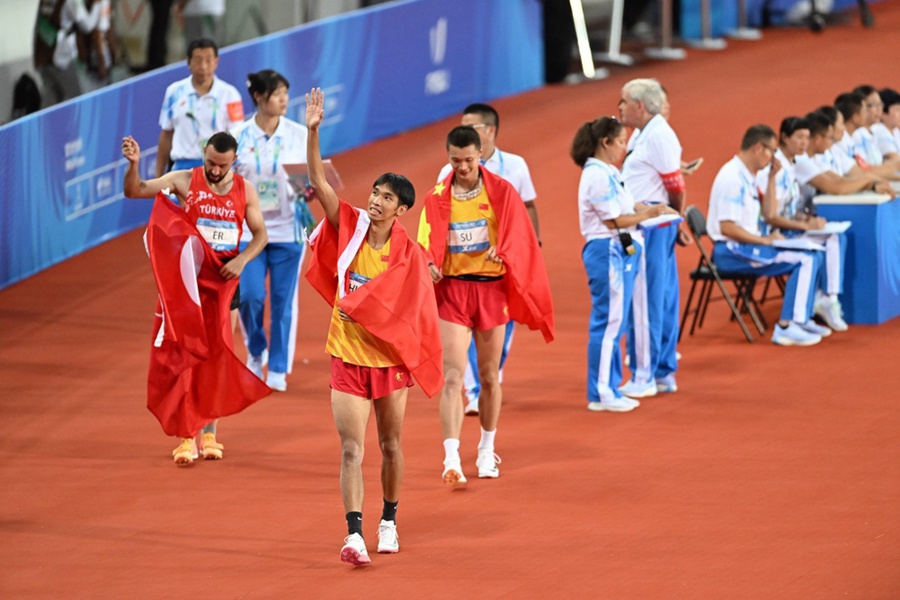 Gli atleti cinesi hanno vinto l'oro, l'argento e il bronzo nelle competizioni di salto triplo.