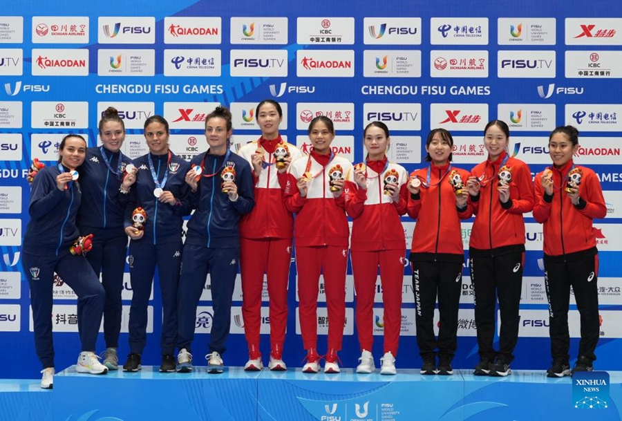 Le medaglie d'oro della squadra cinese (C), le medaglie d'argento della squadra italiana e  le medaglie di bronzo di quella giapponese posano alla cerimonia di premiazione per il fioretto femminile a squadre ai XXXI Giochi Universitari Mondiali Estivi FISU a Chengdu, provincia del Sichuan. (6 agosto 2023 - Xinhua/Li Xin) 