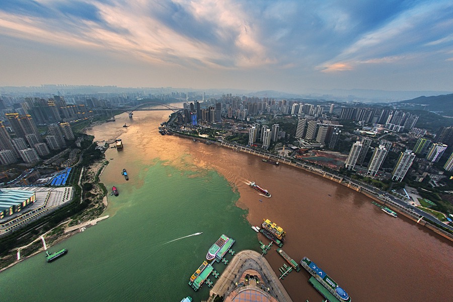 Spettacolare panorama dell'incontro tra il Fiume Azzurro e il fiume Jialing a Chongqing