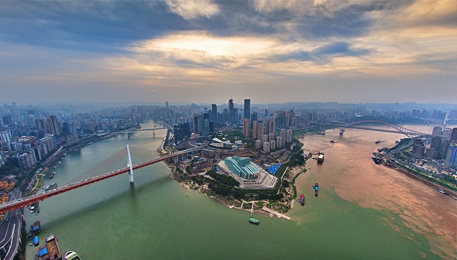 Spettacolare panorama dell'incontro tra il Fiume Azzurro e il fiume Jialing a Chongqing