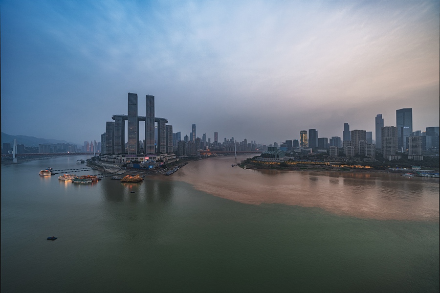 Spettacolare panorama dell'incontro tra il Fiume Azzurro e il fiume Jialing a Chongqing