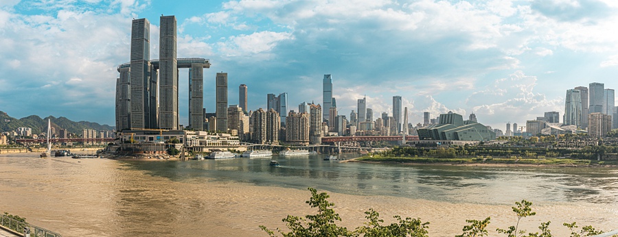Spettacolare panorama dell'incontro tra il Fiume Azzurro e il fiume Jialing a Chongqing