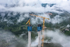 Il grande ponte del Canyon Huajiang in costruzione diventerà il più alto del mondo
