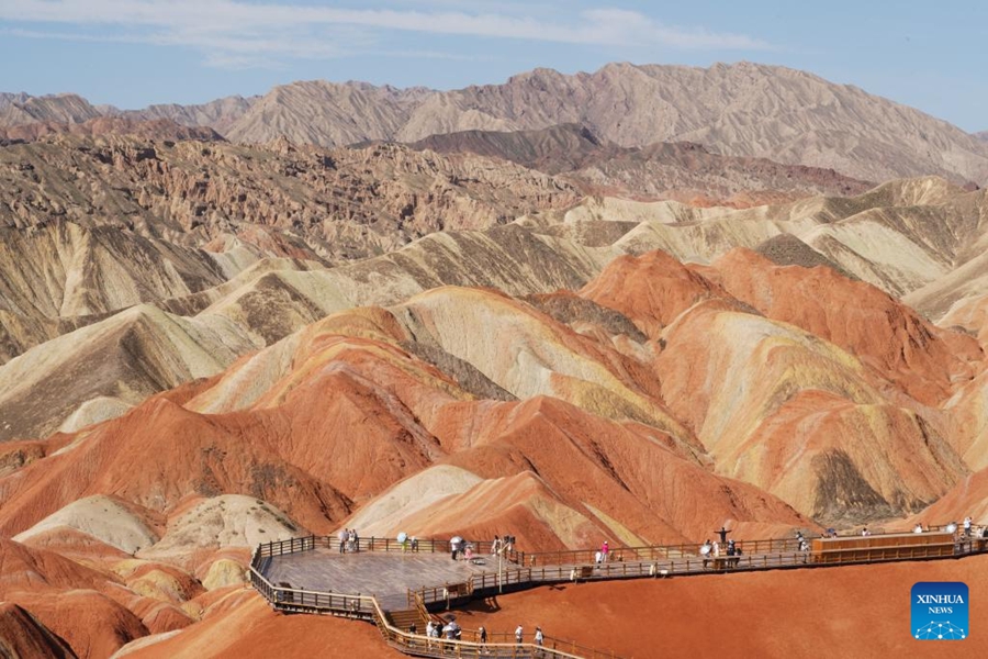Gansu: il Parco geologico nazionale di Danxia attrae turisti con un paesaggio unico