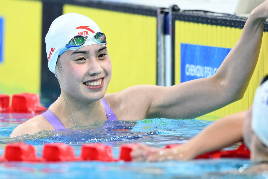 Zhang Yufei della Cina festeggia la vittoria dei 50m stile libero femminile alle Universiadi di Chengdu. (7 agosto 2023 - Xinhua/Wu Gang)