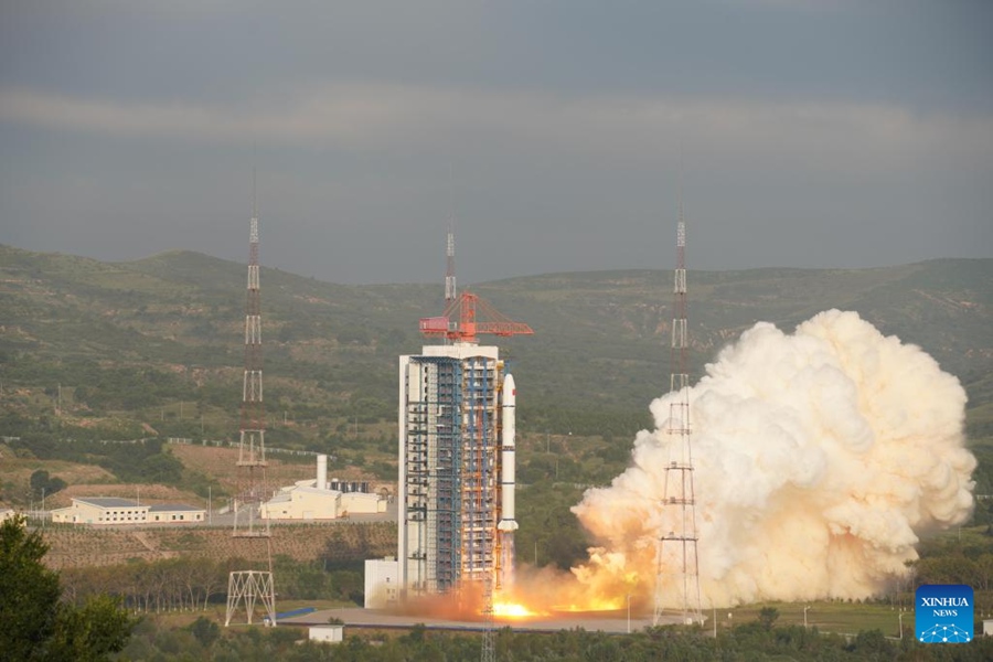 Un razzo Long March-2C trasportante un satellite per la prevenzione dei disastri decolla dal centro di lancio satellitare di Taiyuan nel nord della Cina. (9 agosto 2023 - Lu Xing/Xinhua)