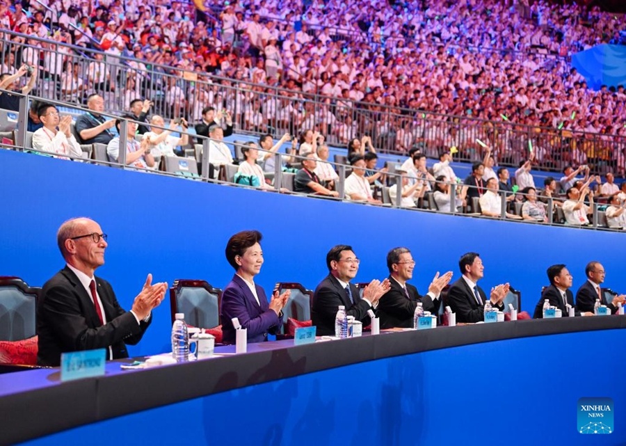 La consigliera di Stato cinese Shen Yiqin (seconda a sinistra) partecipa alla cerimonia di chiusura dei XXXI Giochi Universitari Estivi della FISU a Chengdu, capoluogo della provincia del Sichuan, nel sud-ovest della Cina. (8 agosto 2023 - Xinhua/Xie Huanchi)