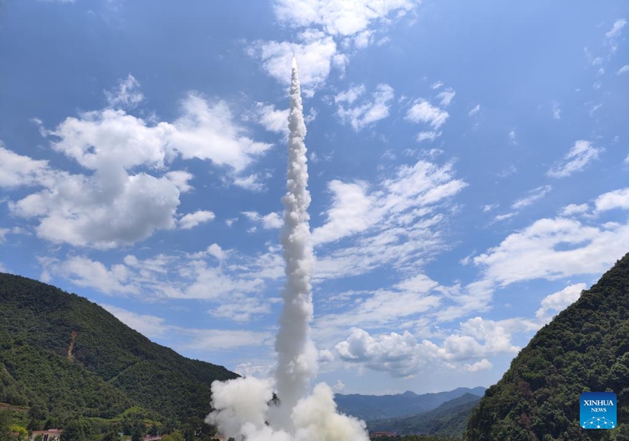 Un razzo vettore Kuaizhou-1A trasportante cinque nuovi satelliti decolla dal centro di lancio satellitare di Xichang nella provincia del Sichuan, nel sud-ovest della Cina. (14 agosto 2023 - Hu Xujie/Xinhua)