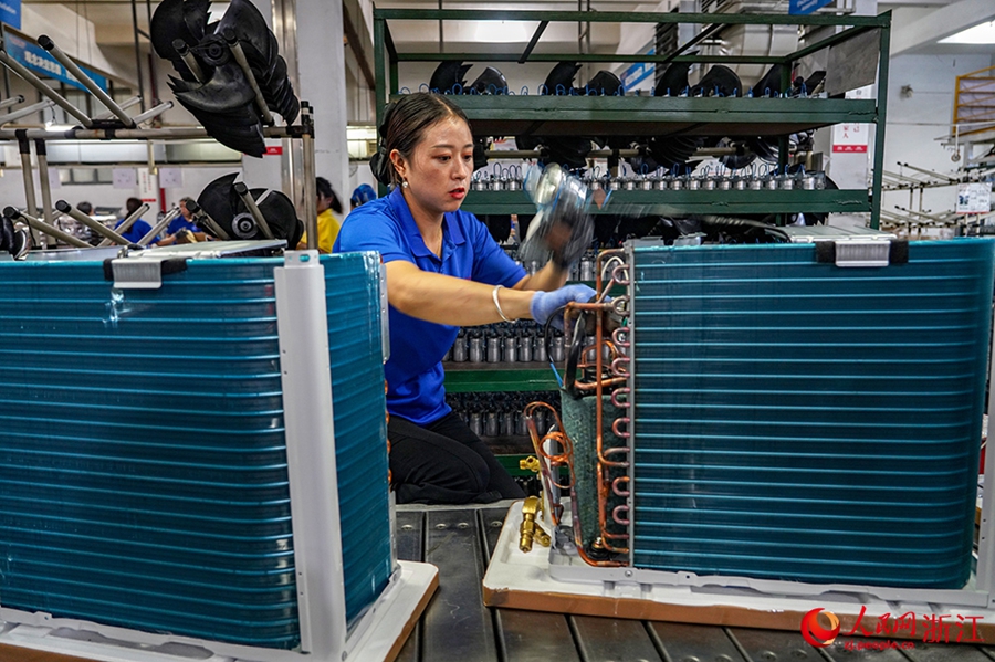 Ningbo, Zhejiang: operai impegnati nella produzione di ordini dai Paesi lungo la "Belt and Road"