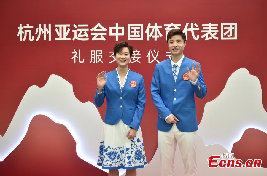 Due atleti indossano le divise ufficiali della delegazione cinese per la parata della cerimonia di apertura dei prossimi Giochi Asiatici di Hangzhou. (15 agosto 2023 - China News Network/Li Jun)