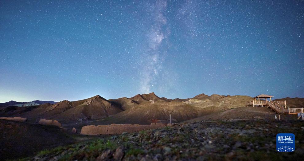 Uno scintillante cielo stellato sopra la Grande Muraglia