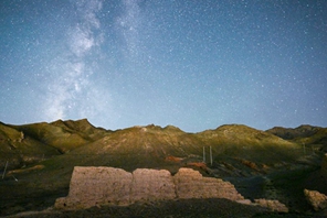 Uno scintillante cielo stellato sopra la Grande Muraglia