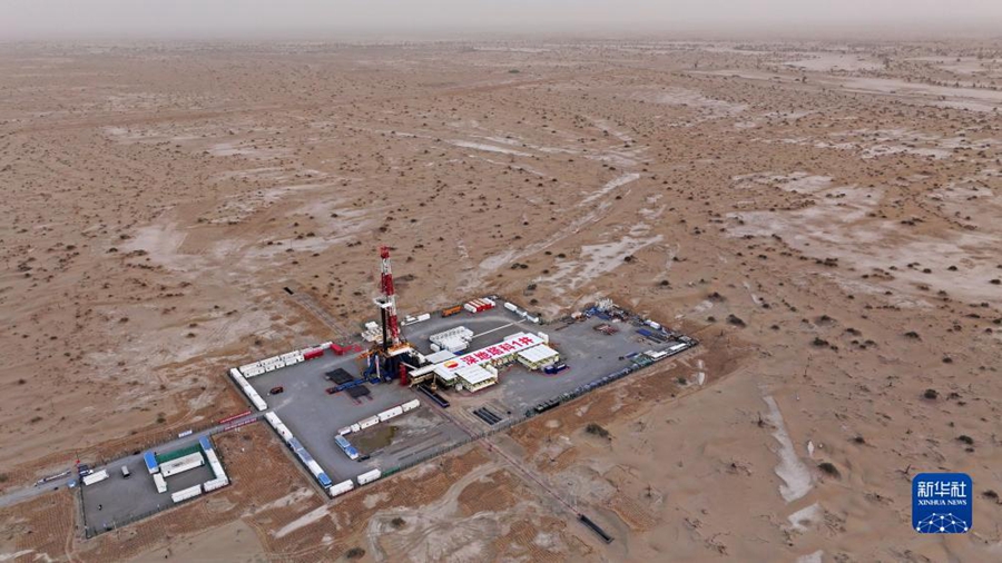 In corso la perforazione di un pozzo profondo oltre 10.000 metri nel bacino del Tarim, nella regione autonoma uigura dello Xinjiang, nella Cina nordoccidentale. (21 agosto 2023 – Xinhua/ Wang Peng)