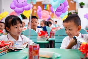 Il nuovo semestre per le scuole elementari e medie inizia a Urumqi, Xinjiang