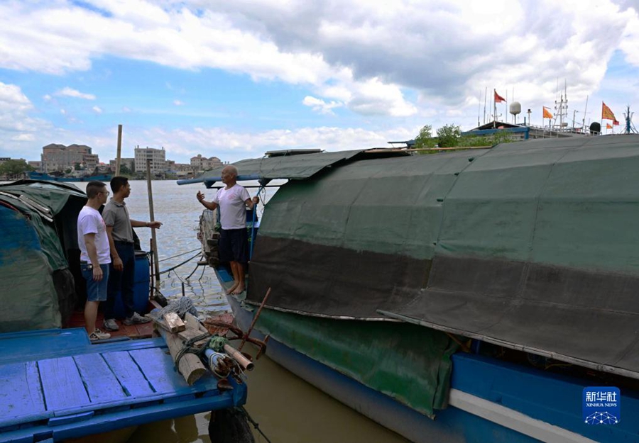 Il personale della comunità di pescatori del borgo di Shima, provincia del Fujian, convince i pescatori sulla barca a scendere a terra per evitare il tifone. (30 agosto 2023 – Xinhua/Wei Peiquan)