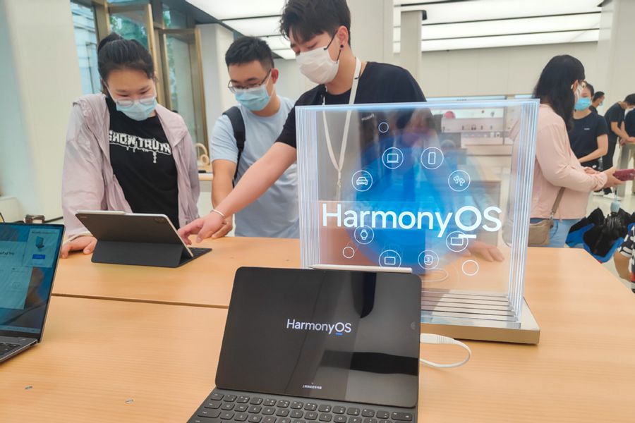Clienti provano i prodotti Huawei basati sul sistema operativo HarmonyOS in un punto vendita Huawei a Shanghai. (Giugno 2023 - Wang Gang/China Daily)