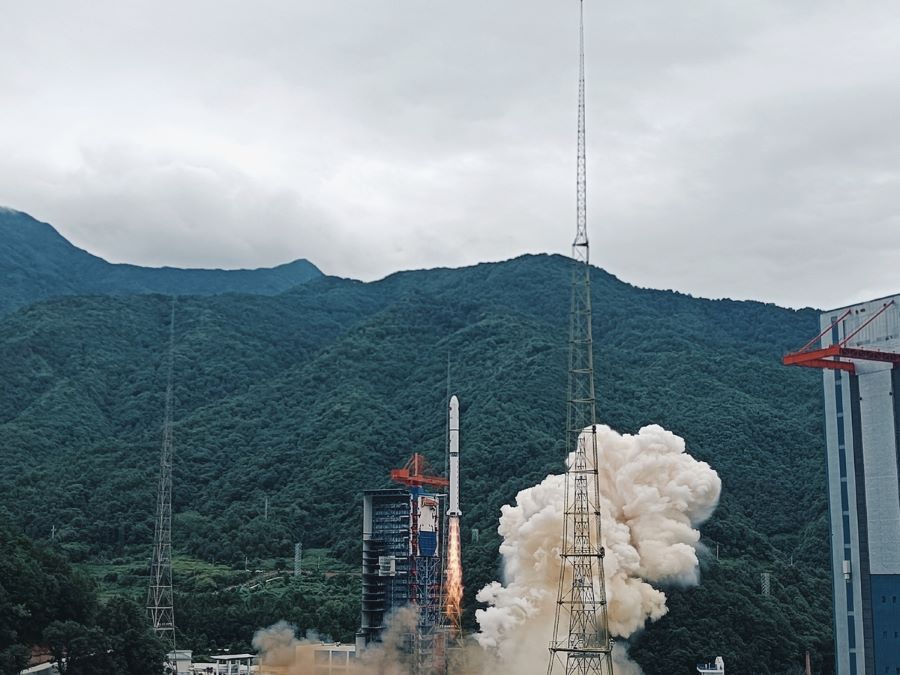 La Cina lancia un razzo vettore 2D Lunga Marcia per posizionare nello spazio un gruppo di tre satelliti di telerilevamento. (31 agosto 2023 – Xinhua)