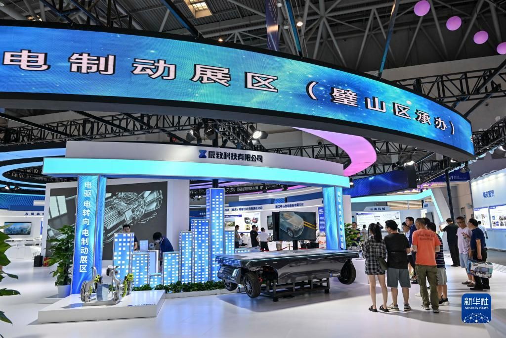 Il pubblico visita l'area espositiva dedicata all'elettrificazione delle autovetture della Smart China Expo 2023. (4 settembre 2023 – Xinhua/Wang Quanchao)