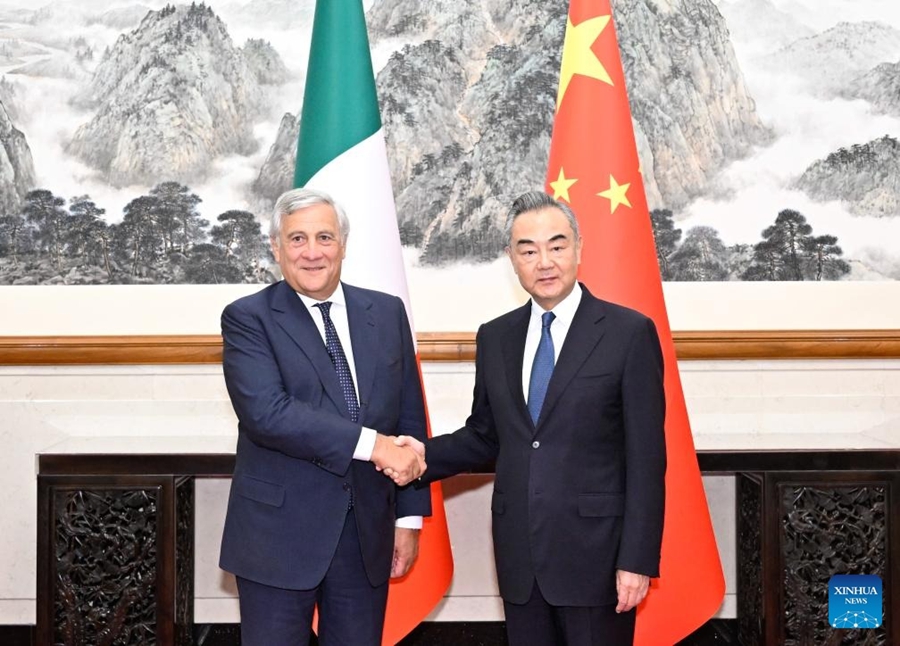 Wang Yi tiene colloqui con Antonio Tajani