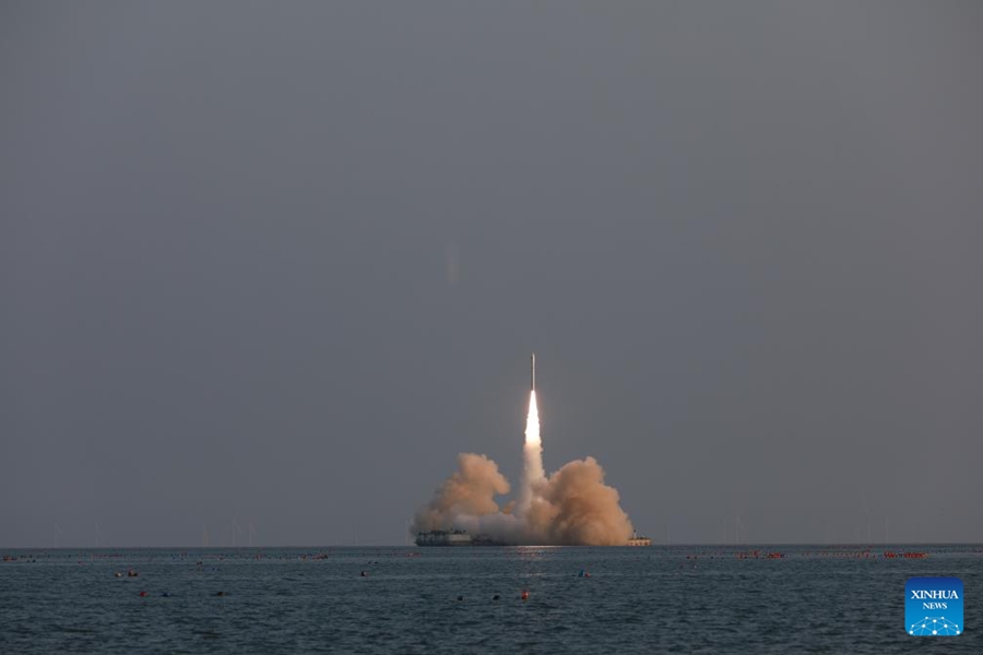 Il veicolo di lancio commerciale CERES-1, trasportante quattro satelliti, decolla dalle acque circostanti Haiyang, città costiera nella provincia orientale dello Shandong, nella Cina orientale. (5 settembre 2023 - An Di/Xinhua)