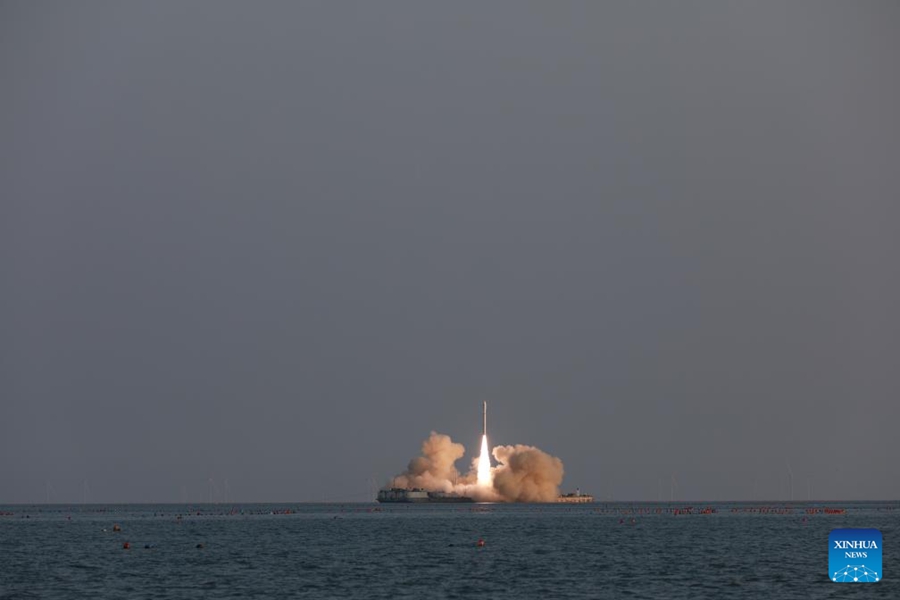 Razzo commerciale cinese lancia 4 satelliti dal mare