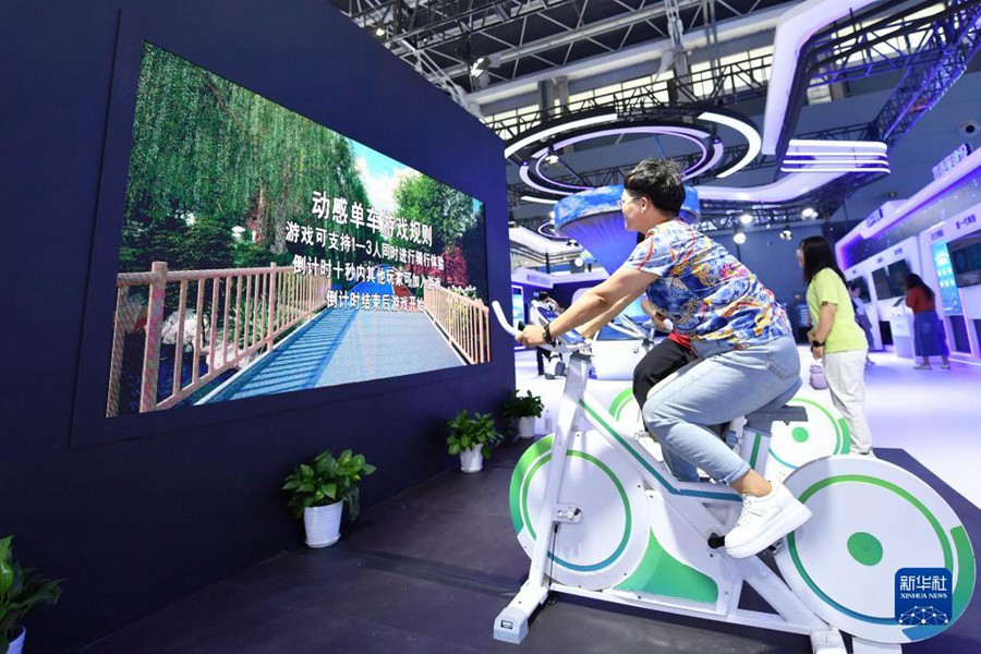 Visitatori provano il "ciclismo digitale" durante la Fiera Internazionale Cinese Dell'Economia Digitale. (7 settembre 2023 - Xinhua/Luo Xuefeng)