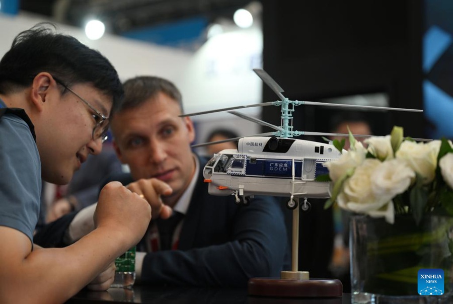 Visitatori alla sesta edizione della China International Helicopter Expo. (Xinhua/Zhao Zishuo)