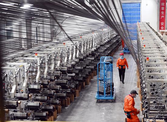 Vista di un'officina della Xinjiang Runjust New Material Co, con sede a Urumqi, nella regione autonoma dello Xinjiang Uygur. (Foto fornita a China Daily)