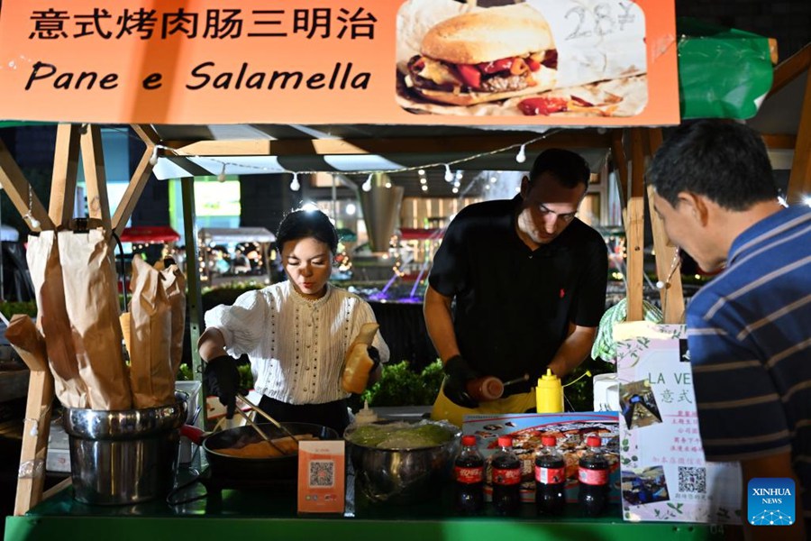 Lo chef Alessandro Galimberti (2° a sinistra) prepara dei panini all'evento Italy Day a Haikou, capoluogo della provincia di Hainan, nel sud della Cina. (15 settembre 2023 - Xinhua/Guo Cheng)