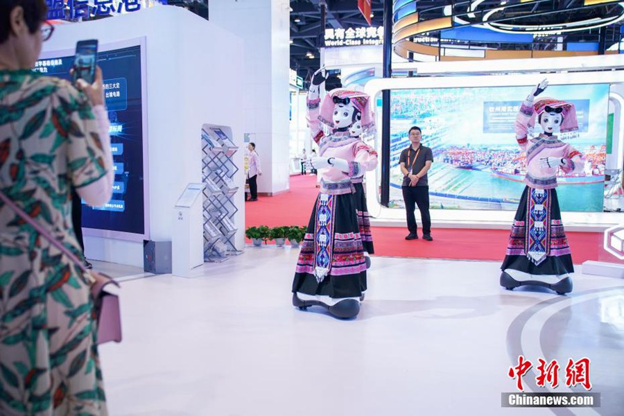 I robot intelligenti ballano attirando l'attenzione dei visitatori. (18 settembre 2023 - Chinanews /Chen Guanyan) 