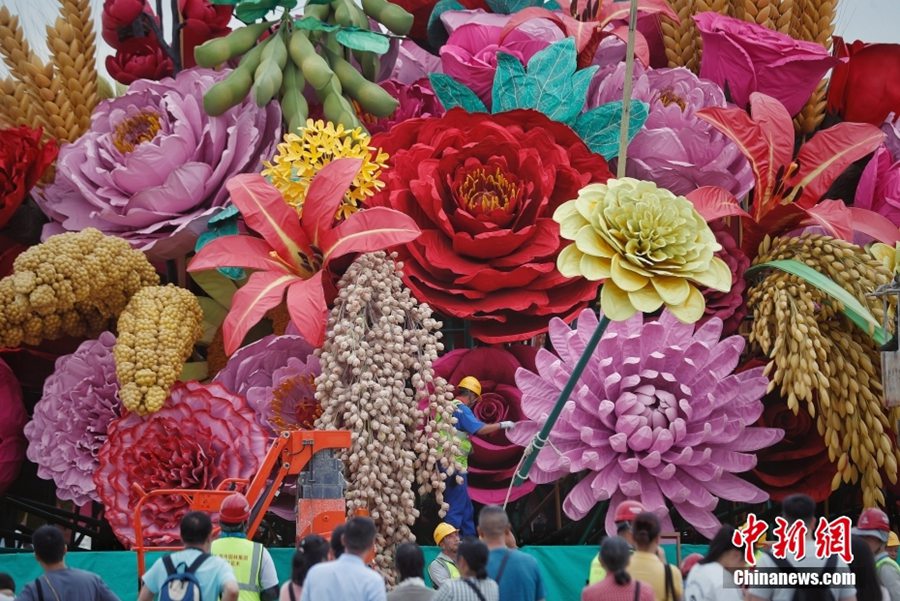 Decorazioni floreali per Piazza Tian'anmen e Viale Chang'an in vista della Festa Nazionale