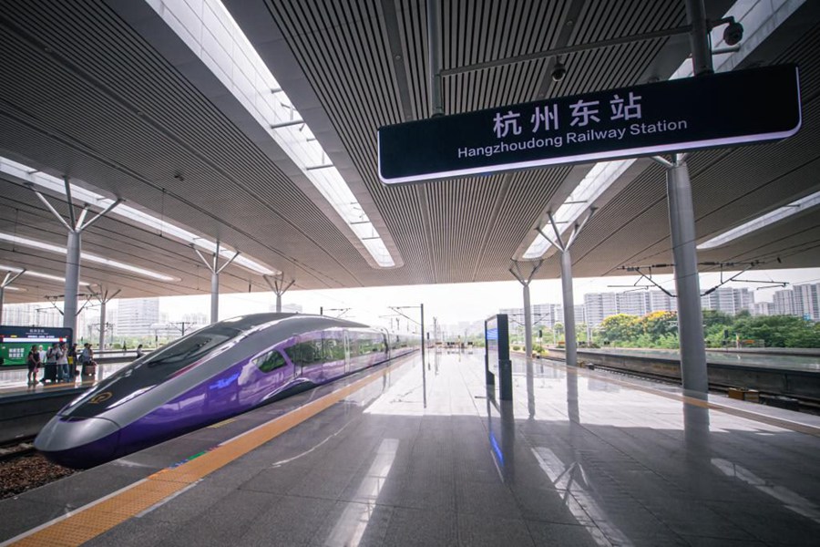 Il treno ad alta velocità Fuxing a tema Giochi Asiatici è pronto a partire dalla stazione ferroviaria di Hangzhou Est. (foto in gentile concessione a gojilin.gov.cn)