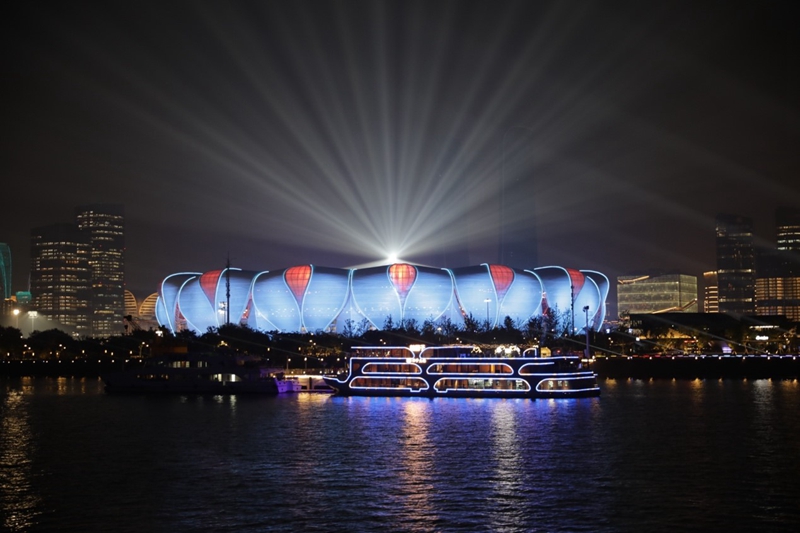 Il Centro Sportivo Olimpico di Hangzhou, lo stadio principale dei Giochi Asiatici di Hangzhou, durante lo spettacolo di luci della Nuova Città di Qianjiang. (Quotidiano del Popolo Online/Wang Jing)