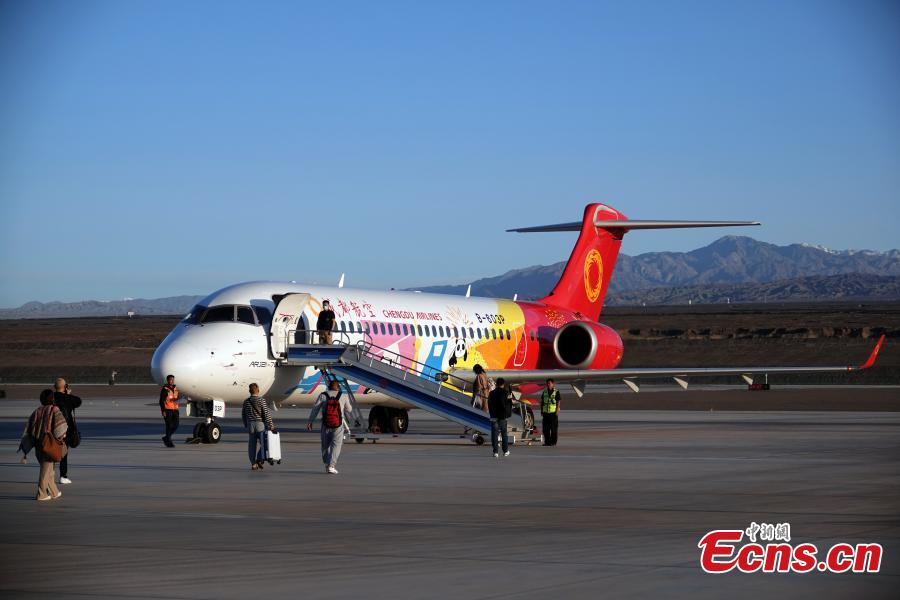 Passeggeri salgono a bordo di un aereo passeggeri regionale ARJ21 all'aeroporto Jiaohe di Turpan, nella regione autonoma uigura dello Xinjiang, nella Cina nordoccidentale. (22 settembre 2023 - China News Service/Sun Zifa)