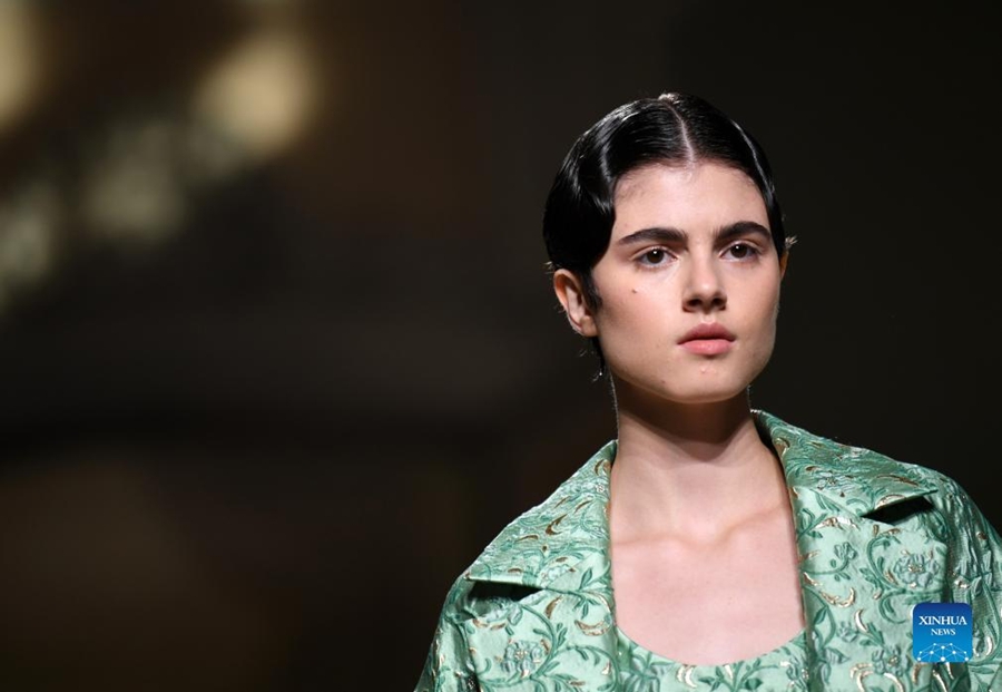I ricami cinesi Miao sfilano alla settimana della moda di Milano