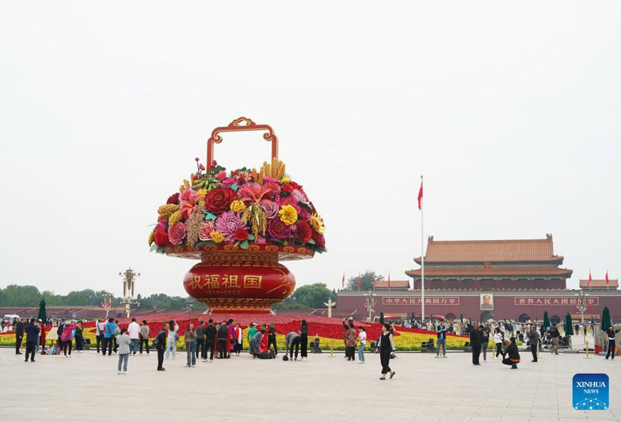 Decorazioni floreali adornano Beijng per la Festa di Metà Autunno e la Festa Nazionale