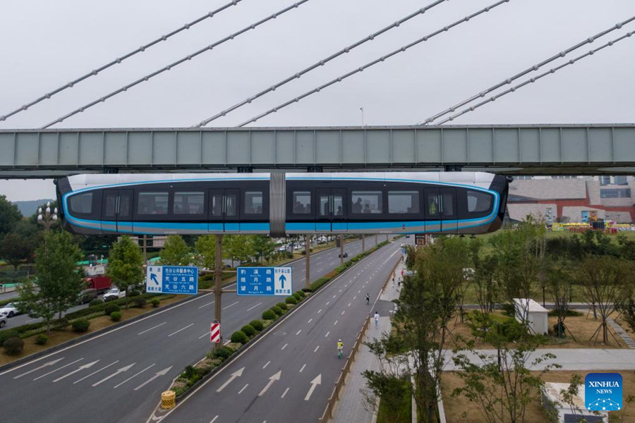La nuova linea monorotaia sospesa in funzione a Wuhan, nella provincia dello Hubei nella Cina centrale. (26 settembre 2023 - Du Zixuan/Xinhua)