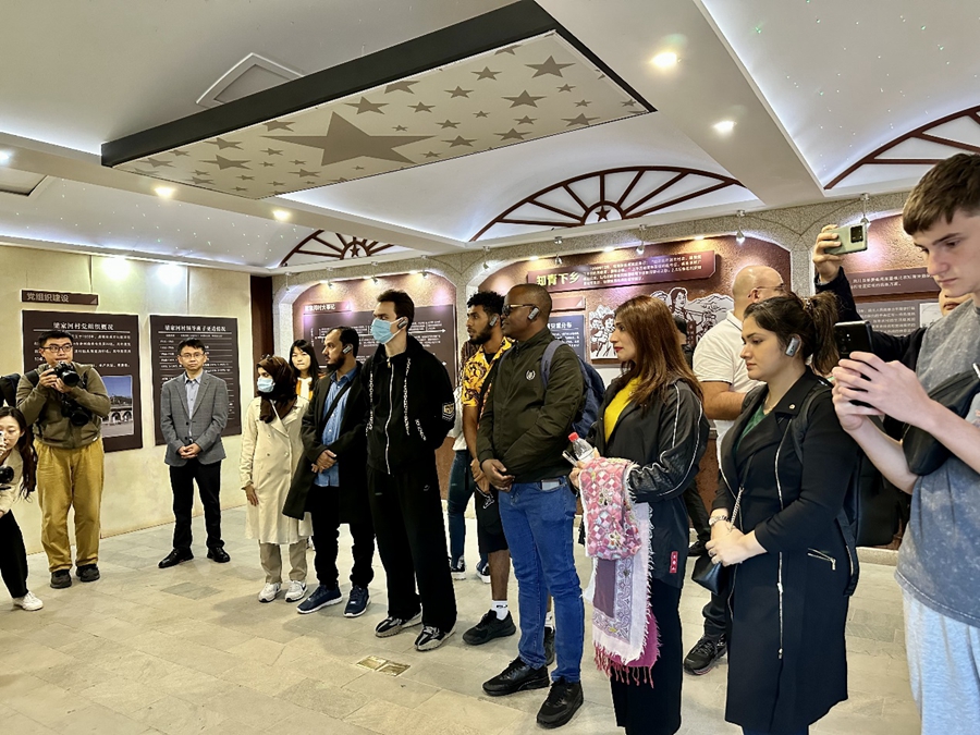 La delegazione di personalità civili internazionali visita il Museo storico del villaggio di Liangjiahe. (Quotidiano del Popolo Online/Zhou Yu)