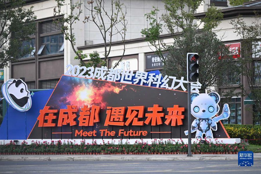 Un'installazione a tema fantascientifico nelle strade del distretto di Pidu, a Chengdu. (14 ottobre-Xu Bingjie/Xinhua)