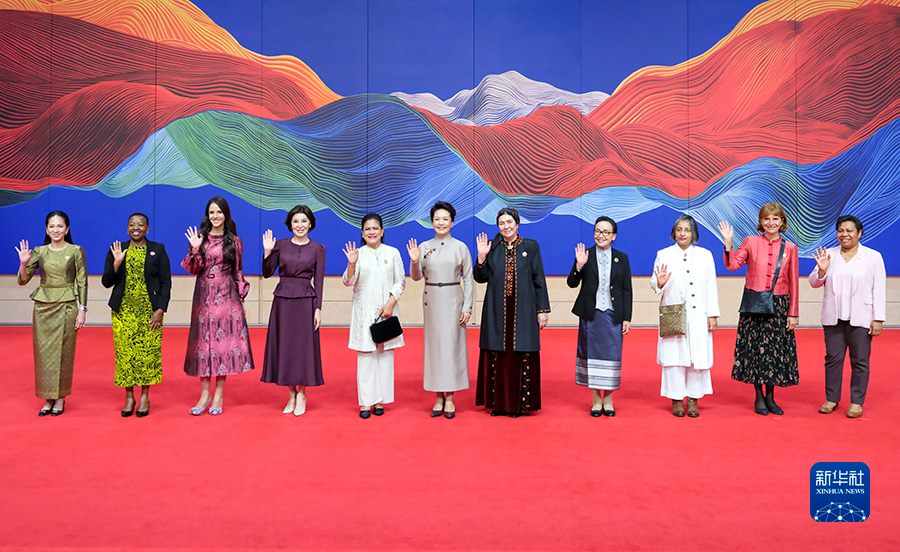 Peng Liyuan e le mogli dei leader dei Paesi stranieri visitano il China National Arts and Crafts Museum