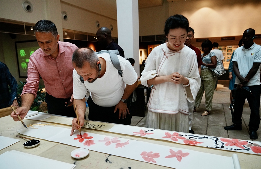 I rappresentanti dei vincitori della prima edizione dei Silk Road Global News Awards partecipano ad attività di scambi culturali a Yongqingfang, distretto di Liwan nella città di Guangzhou. (Foto: Yang Shuobi, Wang Yan)